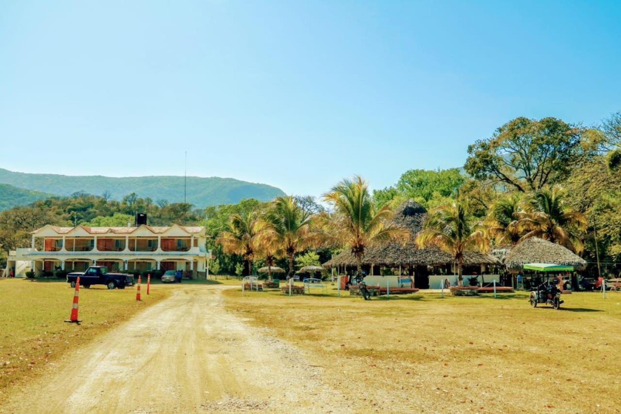 Hotel y Restaurante EL TEXANO Tamasopo Exterior foto
